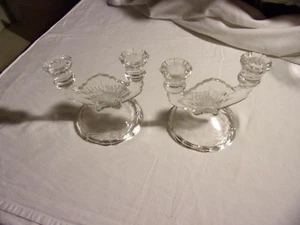 Par de 2 candelabros largos de vidrio transparente de doble brazo a juego de colección - Imagen 1 de 4