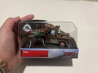 Disney Store CARS 3 MATER CON SOMBRERO DE PISTA DE CARRERAS Die-Cast Car 1:43 NUEVO Foto 1 de 2