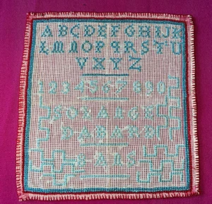 Ancien abécédaire point de croix " Solange  8 ans   "  22 cm x 23 cm - Imagen 1 de 2