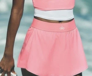 NWT Alo Yoga Match Point Tennis Skirt in Neon Bubblegum Size Medium in hand - Picture 1 of 9
