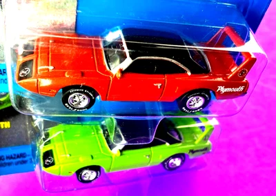 TW0 1970 Plymouth SUPERBIRDS Johnny Lightning rojo y verde fundido a presión goma real PP Foto 1 de 3