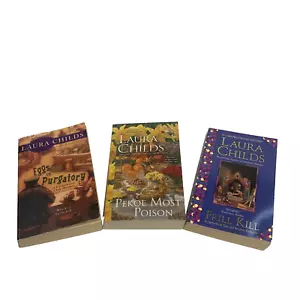 3 x Laura Childs Cozy Mystery Book Bundle - Mixed Lot Paperback - Foto 1 di 8