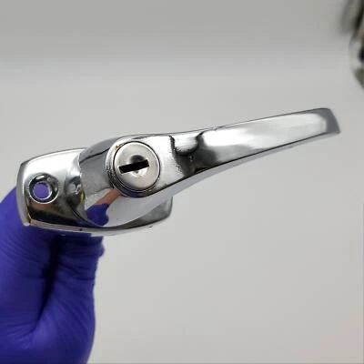 Cerradura de manija de puerta de garaje vintage con llave L cromo pulido EE. UU. Hecho en Unión Nuevo de Lote Antiguo Foto 1 de 4