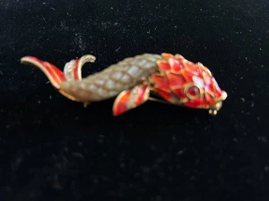 SPILLA PESCE KOI VINTAGE FINTA GIADA, SMALTO, STRASS LUNGA 3" - Foto 1 di 6