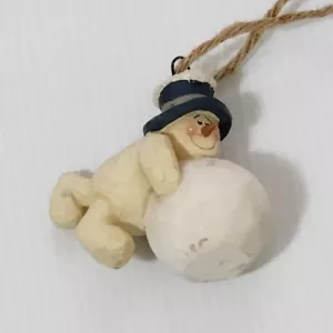 Stehender Schneemann mit Blick nach rechts rollender Schneeball Figur Ornament 2 1/4" Höhe - Bild 1 von 8