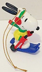 Peanuts United Features Syndicate Snoopy en Esquís Adorno de Árbol de Navidad 2" de alto - Imagen 1 de 6