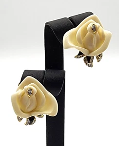 De colección. Pendientes de clip KJL flor rosa lucita crema con esmalte y pedrería - Imagen 1 de 6