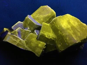 KB: BRIGHT!!! FL. SW YELLOW & VIOLET FLUORAPATITE XLS. ON MATRIX FROM PORTUGAL - Picture 1 of 12