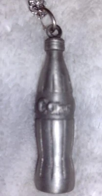 ОЛОВЯННАЯ БУТЫЛКА КОКИ COCA COLA ПОДВЕСКА ОРНАМЕНТ РУКОДЕЛИЕ ИЗДЕЛИЕ НА 24 В МЕТАЛЛИЧЕСКОЙ ЦЕПИ - Изображение 1 из 4