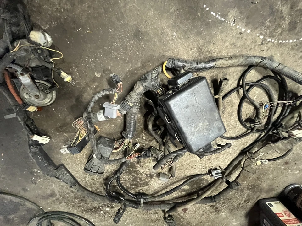 1995 92-97 FORD F-150 F-250 ENGINE BAY FUSEBOX HEADLIGHT ECU WIRE HARNESS OEM - Image 1 of 4