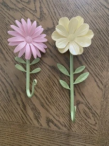 2 Pottery Barn Kinder emailliert Metall Blume Wand Haken Aufhänger Schlafzimmer Deko - Bild 1 von 3