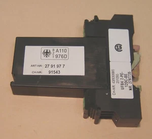 Phoenix Contact PLUGTRAB UFBK 2-PE 12VDC con base - Foto 1 di 2