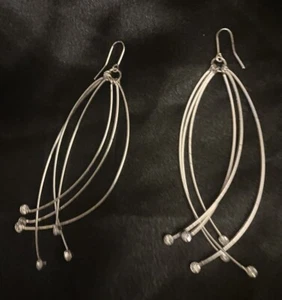 "Pendientes colgantes de alambre plumoso en tono plata 3,75"" gota" - Imagen 1 de 4
