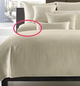 CUENTAS ACOLCHADAS DE LA COLECCIÓN DE HOTEL MARFIL SIMULADO ESTÁNDAR PRECIO DE VENTA SUGERIDO POR EL FABRICANTE $120 - Imagen 1 de 2