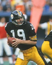 Quarterback David Woodley of the Pittsburgh Steelers looks to pa- 1984 Old Photo