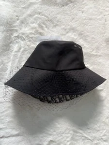 ¡NUEVO CON ETIQUETAS! 🙂 DIOR Cubo Sol Alaja Logotipo Negro Blanco Velo Talla 57 cm Mujer Sombrero - Imagen 1 de 7