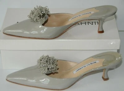NUEVO MANOLO BLAHNIK VORGA GRIS Patente Joya DIAPOSITIVAS TACONES GATITO Zapatos Mules 38 Foto 1 de 4