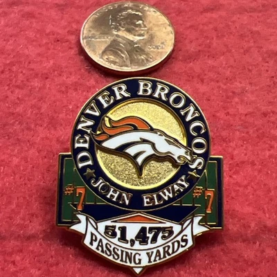 DEN-BRONCOS TEAM NFL.  PIN SOLAPA JOHN ELWAY #7 "51475 YARDAS QUE PASAN". RARO. Foto 1 de 4