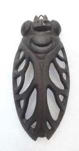 KLEINE DURCHBROCHENE ODER VOLLE ZIKADE AUS GUSSEISEN ZUM AUFHÄNGEN ODER AUFSTELLEN - Bild 1 von 2