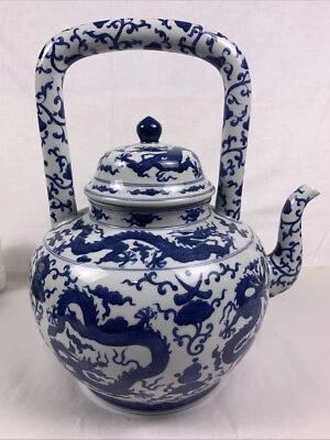 Tetera grande de porcelana china diseño dragón azul y blanca con tapa. "12"" de alto" Foto 1 de 4