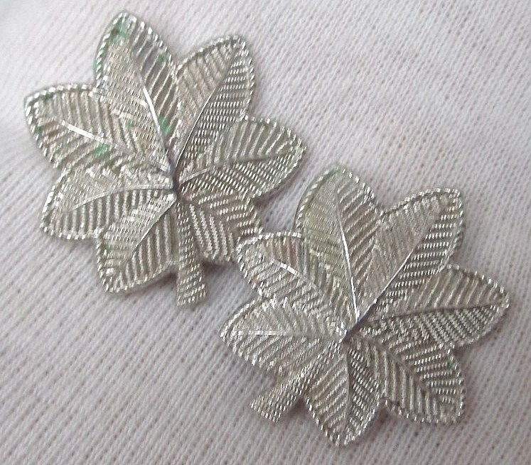 Alfileres de plata esterlina vintage de la Segunda Guerra Mundial con rango de hombro Foto 1 de 4