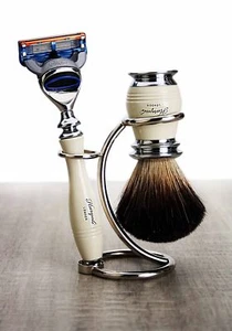 Juego de afeitado de 3 piezas color marfil para hombre. Cepillo de cabello tejón, afeitadora y soporte de 5 hojas - Imagen 1 de 3
