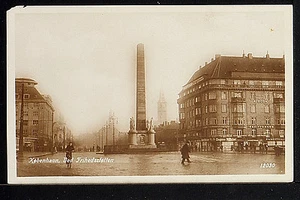 DENMARK 18-Københav, Ved Frihedsstøtten (foto real (RPPC) - Imagen 1 de 2