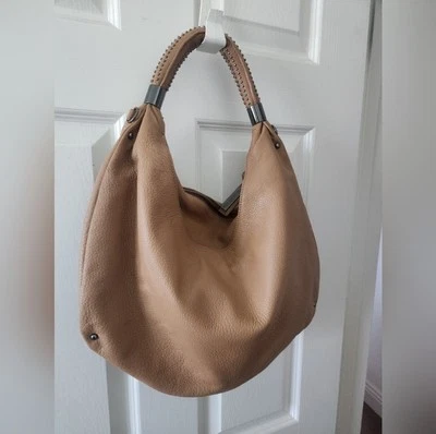 Новая кожаная сумка-хобо Kenneth Cole Carmel с заклепками наплечный ремень 18 дюймов x 13 дюймов x 3,5 дюйма без ценников - Изображение 1 из 3