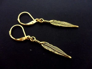 A PAIR OF GOLD COLOUR DANGLY SLIM FEATHER/LEAF LEVERBACK HOOK EARRINGS. NEW. - Picture 1 of 1