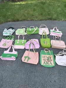 Alpha Kappa Alpha AKA Sorority lotto di 14 borse, tote, borsone L, hobo. Aka Rara - Foto 1 di 17