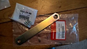 Braccio tamburo freno posteriore originale Honda C90 - barra coppia PT# 43431-086-720 50 70 - Foto 1 di 3