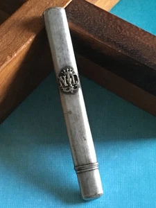 Ancien Etui Porte Crayon à Papier Argenté NDL Notre Dame de Lourdes - Picture 1 of 3