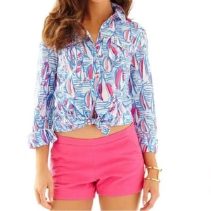 Camisa Lilly Pulitzer Cruiser Resort Blanca Roja Derecha Retorno Velero Estampado 6 Usada en Excelente Condición - Imagen 1 de 13