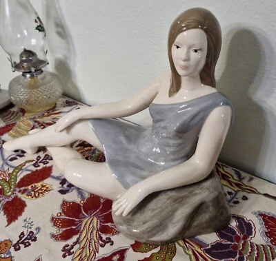 Estatuilla de mujer de cerámica con elegancia sentada Ventage, dama en gris años 70. Bonita pieza. Foto 1 de 4