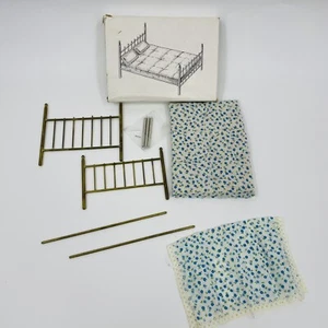 Vintage Messing Puppenbett mit Bettwäsche in Box Hong Kong Floral Bettwäsche - Bild 1 von 10