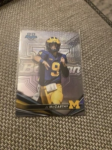 2022-23 Bowman's Best University - J.J. McCarthy #48 Rifrattore (RC) - Foto 1 di 2
