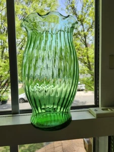 VASE GLASS 6 1/2 TALL VERTICLE OPTIC PATTERN WITH RUFFLED TOP NEAR MINT - Picture 1 of 7