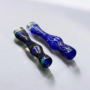 Tubo Chillum de vidrio soplado a mano Blue Swirl - 3,5”–3,8” | Hecho en EE. UU. | 1 pieza - Imagen 1 de 4