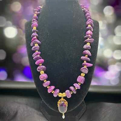 Colgante de cristal púrpura astillas de piedra de resina y collar de cuentas de filigrana en tono dorado! Foto 1 de 4