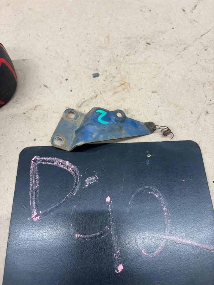 1970-1979 79 Ford F150 F250 351M 400M 2BBL ACELERADOR RETORNO RESORTE SOPORTE FABRICANTE DE EQUIPOS ORIGINALES V8 Foto 1 de 4