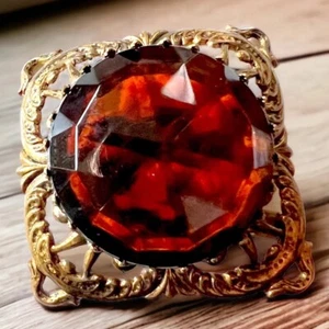Broche de vidrio ámbar facetado de latón ornamentado firmado vintage de Alemania Occidental - Imagen 1 de 11