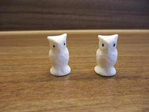 Zwei kleine Eulen aus Porzellan, Dekorationsfiguren für Setzkasten - Bild 1 von 5