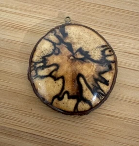 "Colgante de madera Koa joyería hawaiana llamativo contraste y patrón de figura 1,375"" W" - Imagen 1 de 15