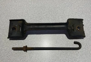 91-04 Jeep Wrangler TJ  YJ  Battery Hold Down Bar Clamp Bolt and Bracket - Bild 1 von 2