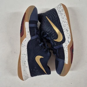 Scarpe da basket NBA Nike Kyrie Irving Azurie Elizabeth blu navy/oro taglia 6 anni US - Foto 1 di 24