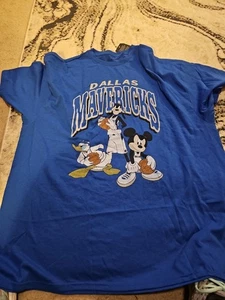 Camiseta Junk Food X Disney Dallas Mavericks Hombre Talla Mediana Azul Mickey Goofy - Imagen 1 de 4