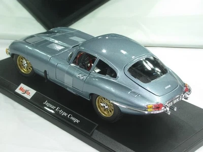 Jaguar 1961 tipo E azul metálico nuevo en caja 1:18. Foto 1 de 4