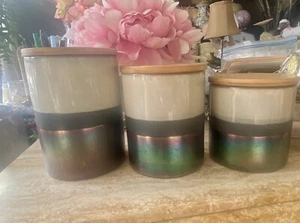 3 frascos de cerámica en relieve American Atelier - 6 1/4 ",5 1/2",4 1/2" - Imagen 1 de 4