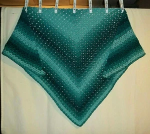 Scialle fatto a mano caldo moderno punto nonna uncinetto sfumato ombretto verde acqua NUOVO - Foto 1 di 1