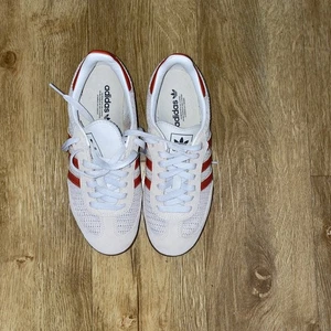 Adidas Samba LADIES TRAINERS -Red and White 37.5 / 4.5 UK - Picture 1 of 6